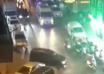 4'üncü kattan minibüsün üzerine düşen çocuk yaralandı