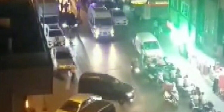 4'üncü kattan minibüsün üzerine düşen çocuk yaralandı