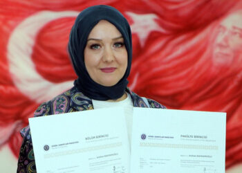 50 yaşında fakülte birincisi olarak mezun oldu
