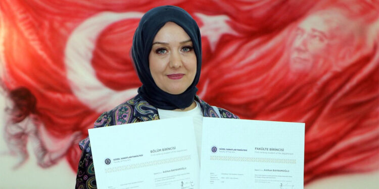 50 yaşında fakülte birincisi olarak mezun oldu
