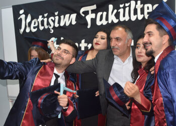 55 yaşında gazetecilik bölümünden mezun oldu