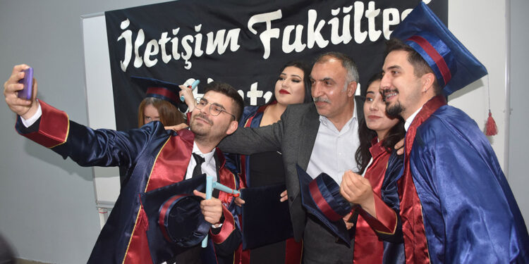 55 yaşında gazetecilik bölümünden mezun oldu