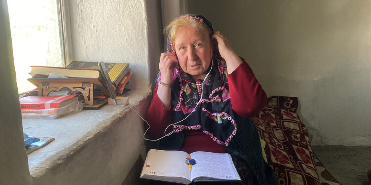 68 yaşındaki üniversite öğrencisi online derslere katılıyor