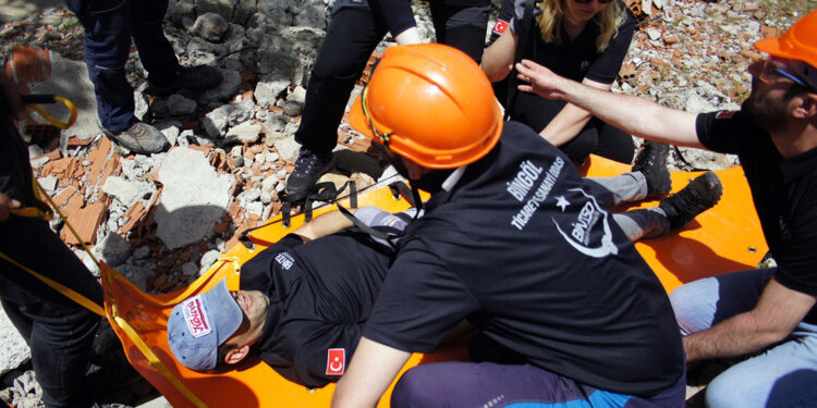 7'nin üzerinde deprem beklenen Bingöl'de hazırlık