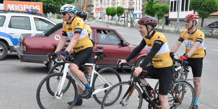 Afrikalı çocuklar yararına bisiklet turu düzenlediler
