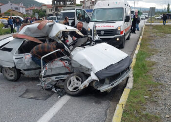 Afyon'da kamyonet ile otomobil çarpıştı; 1 ölü, 3 yaralı