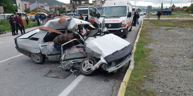 Afyon'da kamyonet ile otomobil çarpıştı; 1 ölü, 3 yaralı