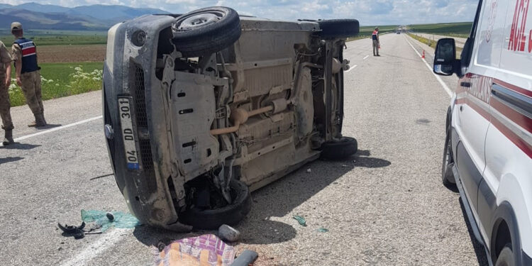Ağrı'da hafif ticari araç devrildi: 1 çocuk öldü, 6 yaralı