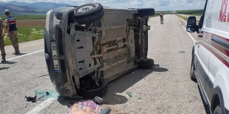 Ağrı'da hafif ticari araç devrildi: 1 çocuk öldü, 6 yaralı