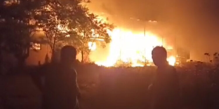 Ahırında çıkan yangında hayvanlar son anda kurtarıldı