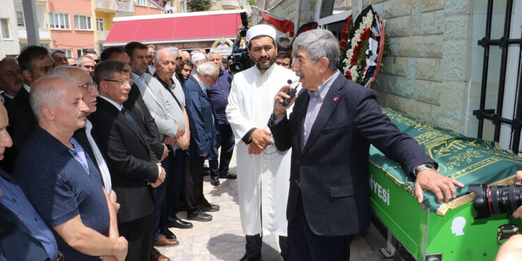 Ahmet Davutoğlu Eskişehir’de cenazeye katıldı