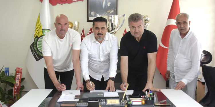 Akhisarspor'da İlker Yanar imzayı attı