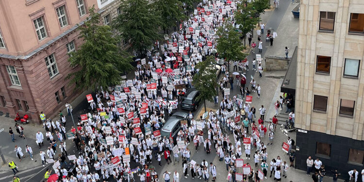 Almanya Sağlık Bakanı’ndan ilginç grev paylaşımı