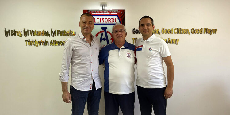 Altınordu'da Atilla Küçüktaka imzaladı