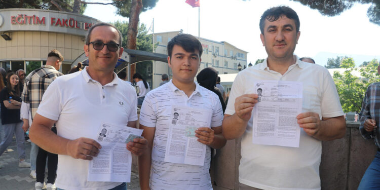 Amasya'da, babası ve amcasıyla aynı okulda sınava girdi