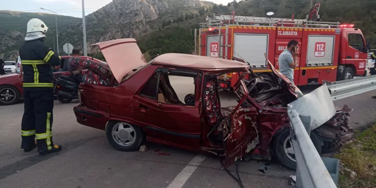 Amasya'da hafif ticari araç ile otomobil çarpıştı: 5 yaralı