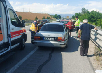 Amasya'da otomobil bariyere çarptı; 1'i çocuk 6 yaralı