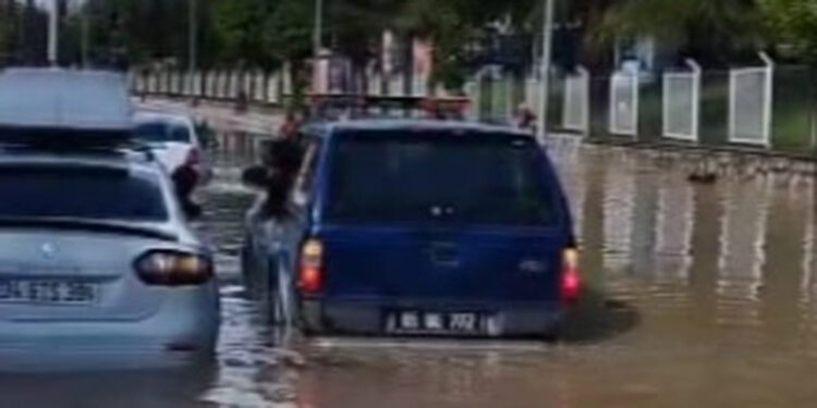 Amasya'da sel sularının ortasında kalan aile kurtarıldı