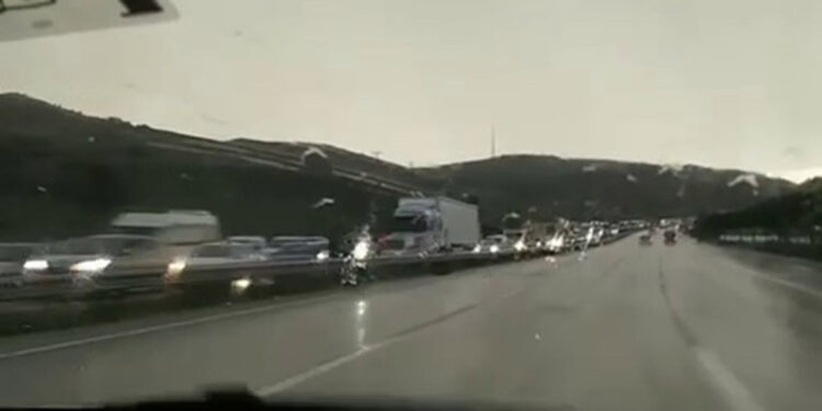 Ankara-Kırıkkale Otoyolu'nda sel; trafik durdu