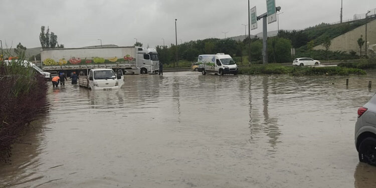 Ankara'da etkili olan sağanak yolları göle çevirdi
