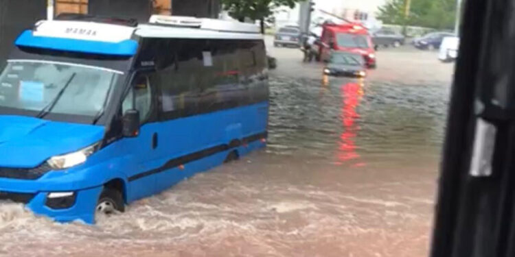 Ankara'da sağanak; iş yerlerini su bastı