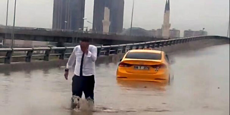 Ankara'da sağanak ve dolu yollar göle çevirdi