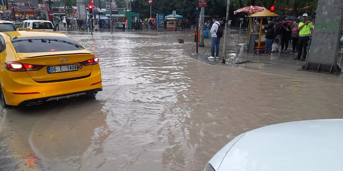 Ankarada saganak ve dolu yollar gole cevirdir - öne çıkan - haberton