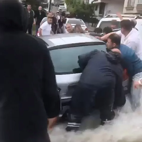 Ankarada sele kapilan otomobili cevredekiler kurtardi we - öne çıkan - haberton