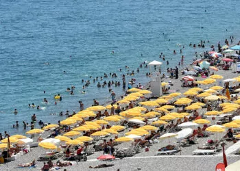 Antalya'nın sahillerinde yoğunluk yaşanıyor