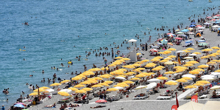 Antalya'nın sahillerinde yoğunluk yaşanıyor