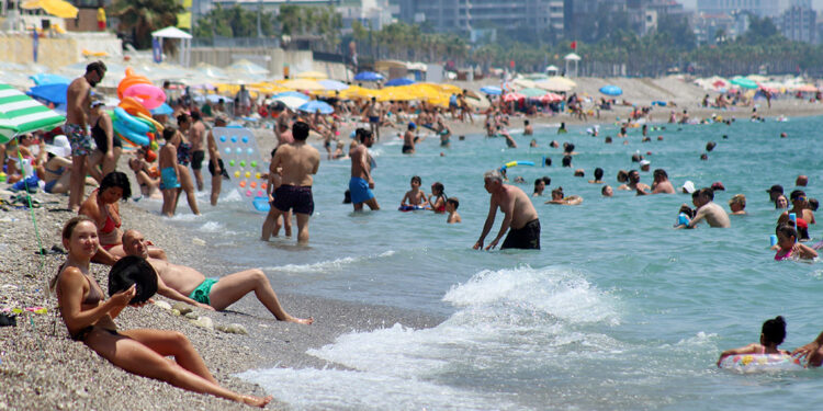 Antalya'da bayramın üçüncü günü de sahiller tıklım tıklım