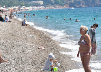 Antalya'da sıcaklık arttı, sahil doldu