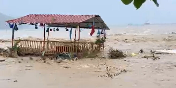 Antalya'da yağmur sonrası dere taştı