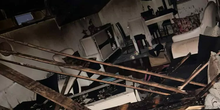 Apartmanın çatısına düşen yıldırım daireyi yaktı