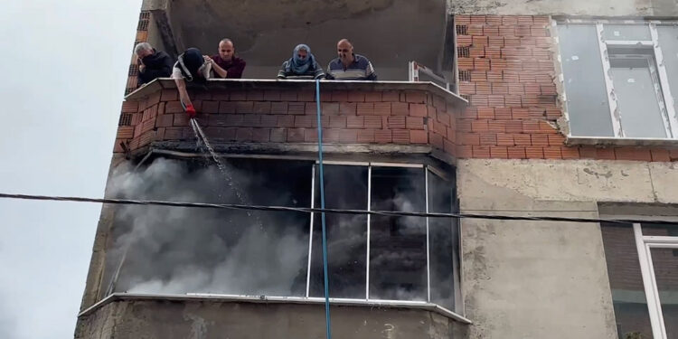 Arnavutköy'de 4 katlı binada yangın