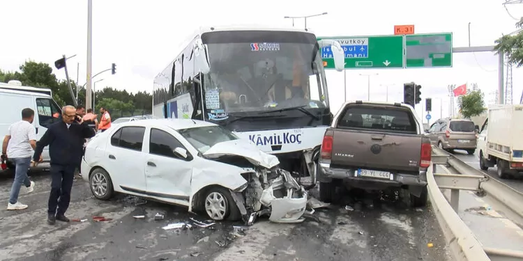 Arnavutköy'de yolcu otobüsü ters yöndeki araçlara çarptı