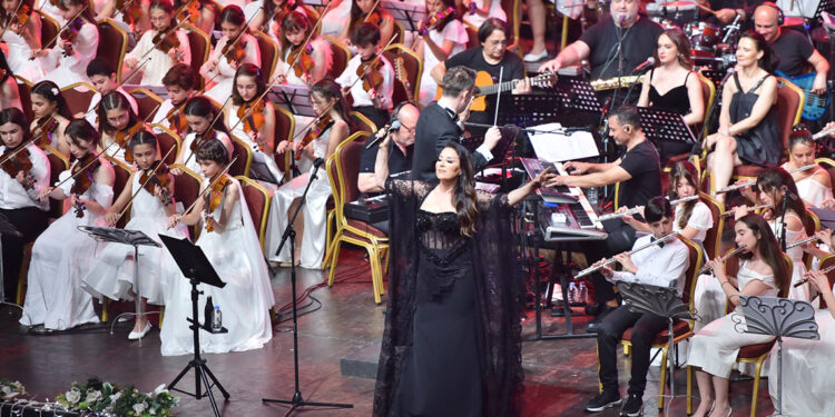 Aşkın Nur Yengi 500 öğrenciyle sahne aldı