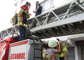 Ataşehir'de apartman yangını;11 kişi kurtarılmayı bekledi