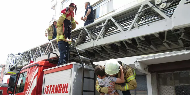 Ataşehir'de apartman yangını;11 kişi kurtarılmayı bekledi