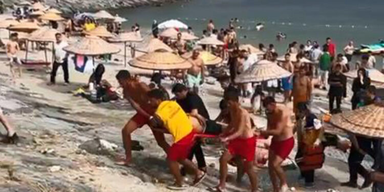 Avcılar denizde yüzerken fenalaşan kişi boğuldu