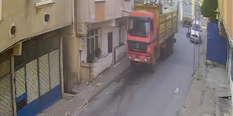 Avcılar'da araçtaki kadın yola atıldı