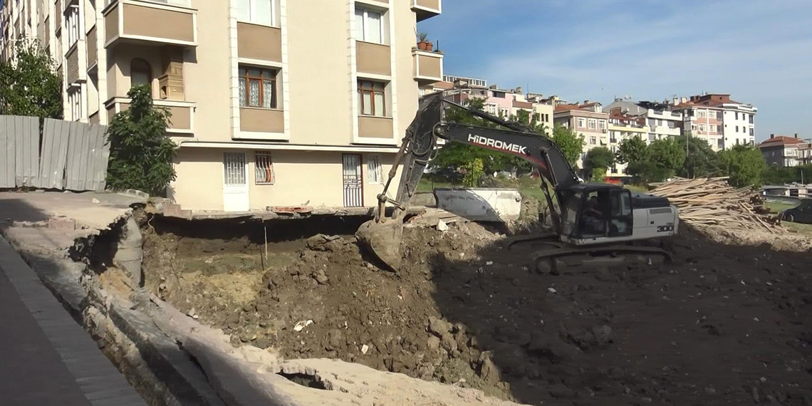Avcılar'da inşaat temeli kazılırken, önünden geçen yolun yarısı çöktü. Bitişikteki başka bir binanın altında ise, göçük nedeniyle boşluk oluştu. Bina önlem amacıyla boşaltılırken, Avcılar Belediye Başkanı Turan Hançerli binada ve yolda incelemelerde bulundu.