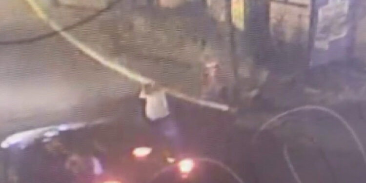 Avcılar'da seçim kutlaması yapanlara saldır