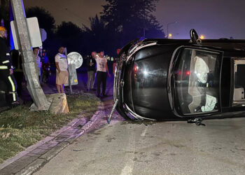 Aydınlatma direğine çarpan cip devrildi: 2 yaralı