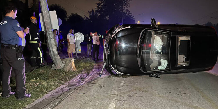 Aydınlatma direğine çarpan cip devrildi: 2 yaralı