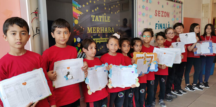 Aynı okulda öğrenim gören 11 ikiz, karnelerini aldı