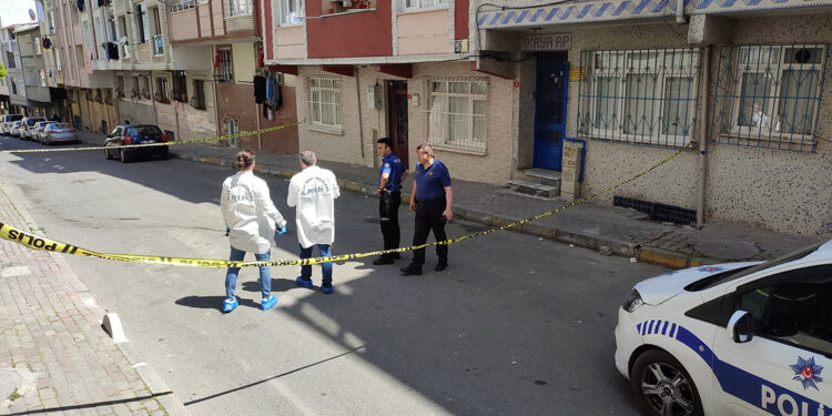 Bağcılar'da 3'üncü kattan düşen yaşlı adam öldü