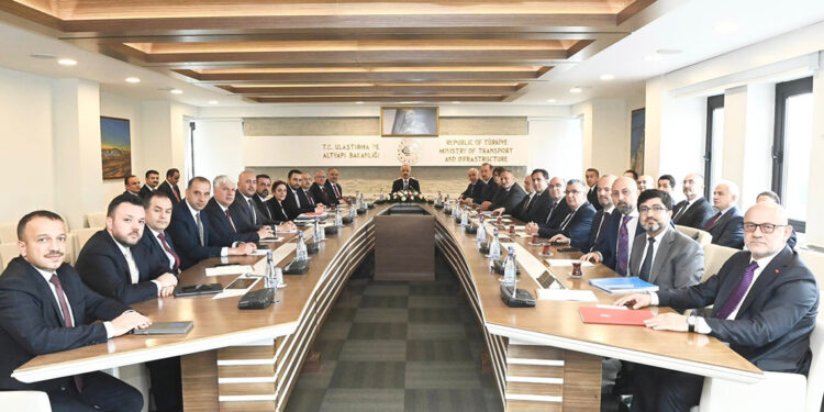 Bakan Abdulkadir Uraloğlu, ilk toplantısını yaptı
