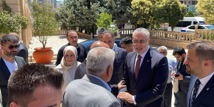 Bakan Işıkhan Mardin'de partililerle bayramlaştı