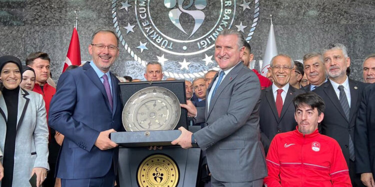 Bakan Osman Aşkın Bak, görevi devraldı